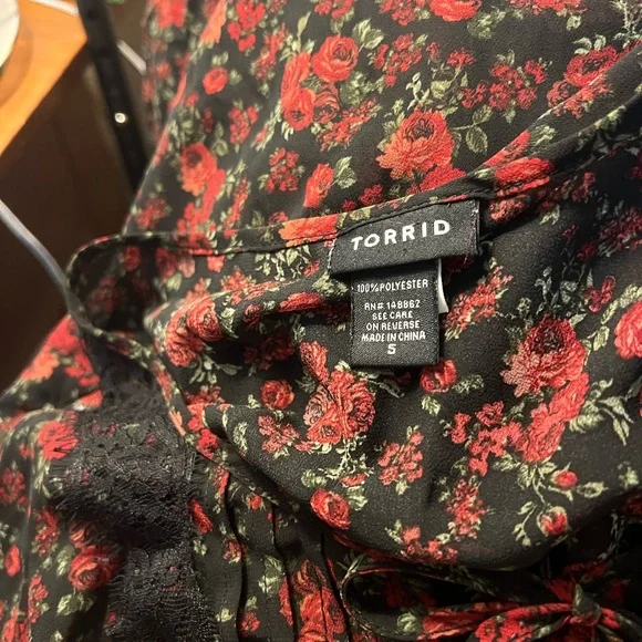 Torrid Red Floral Relaxed Blouse - Picture 5 of 5